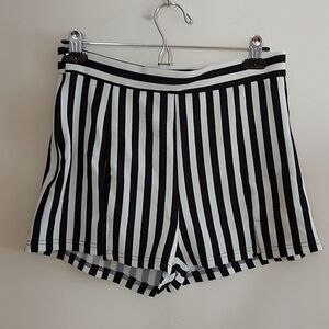 Shein striped short sz. L